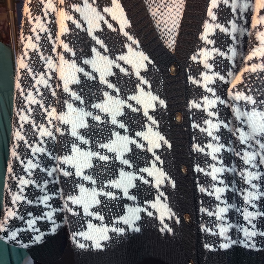 Torrid size 4 (26) Black and White Houndstooth Button Down Cardigan - Picture 5 of 8